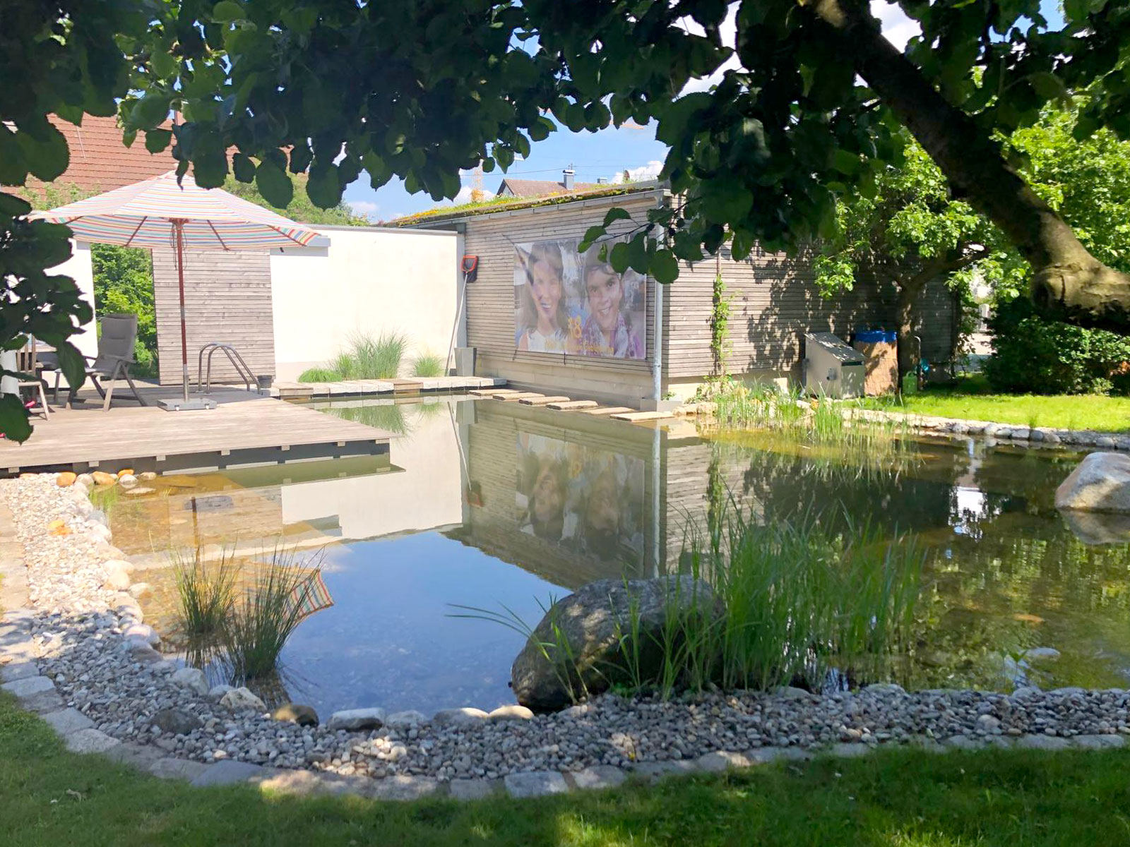 Schwimmteich, Holzdeck und Trittstufen, Augsburg